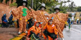 Artistas preparados para participar en el Desfile de Comparsas.