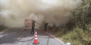 Bomberos apagando una quema forestal en Cundinamarca