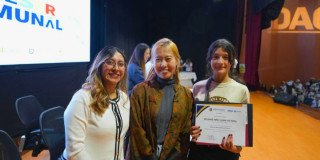 Tres mujeres que hicieron parte de los cursos de idiomas.