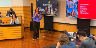 Foto de la secretaria de hacienda en una charla 