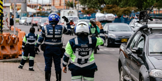 Foto de agentes de tránsito en una vía de Bogotá 