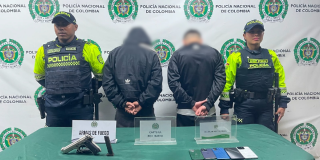 Foto de integrantes de la Policía, junto a los dos hombres capturados en Bosa, al suroccidente de Bogotá.