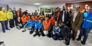 Foto que muestra personas con el uniforme del Acueducto de Bogotá