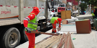 Foto que muestra dos personas levantando unas tablas 