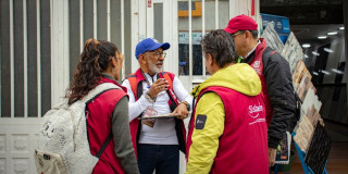 Funcionarios de la Secretaría de Planeación conversando con un ciudadano 