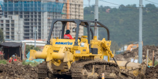Maquinaria amarilla en una obra de construcción