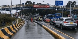 Foto que muestra vehículos andando por las calles