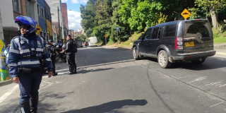Foto de una vía de Bogotá donde se ve un agente de tránsito 