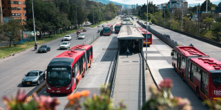 Foto de una vía de Bogotá donde se ven buses de TransMilenio