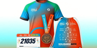 kit de carrera de la Carrera de la Solidaridd 2026 que incluye camiseta, número de competidor, medalla y tula.