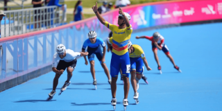 Patinador de Colombia cruza la meta con los brazos levantados durante una prueba de velocidad en los Juegos Centroamericanos y del Caribe Santo Domingo 2026