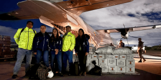 Equipo técnico de Bogotá posa junto a un avión de la Fuerza Aeroespacial Colombiana durante el traslado de personal y suministros hacia regiones afectadas por el sismo.