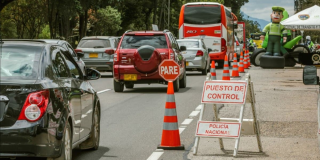 Foto de varios carros en una vía de Bogotá