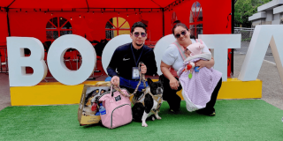 Persona junto a un perro de compañía posa frente a las letras de Bogotá durante ExpoPet 2026.