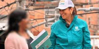 Foto que muestra dos mujeres sonriendo 