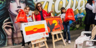 Foto de 3 personas con un cuadro