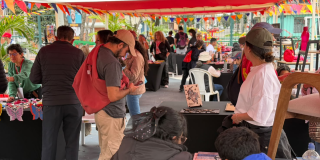 Foto de una feria de emprendedores en Bogotá.