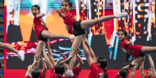 Integrantes de un equipo de porrismo realizan una figura grupal durante Festival de Porrismo en el Palacio de los Deportes de Bogotá, como parte de las actividades del Festival de Verano 2026