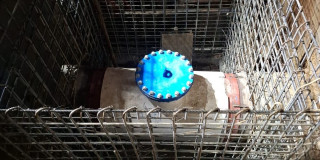 Foto que muestra una llave y un tubo en obra 