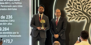 Foto de una persona recibiendo un premio 