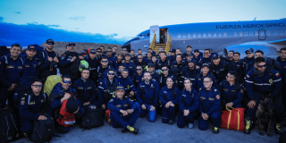 Equipo de los Bomberos de Bogotá que llegó de Cali