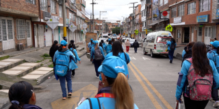 Foto de gestores de bienestar en una calle de Bogotá