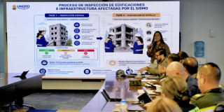 Funcionarios participan en una mesa técnica mientras se presenta una metodología para la inspección de edificaciones e infraestructura afectadas por sismo en Colombia del 10 de agosto.