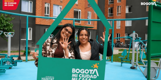 Foto que muestra dos mujeres beneficiarias del del programa 'Reactiva tu Compra' en Bogotá.
