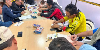 Hombres reunidos en una mesa abordando temas como el reconocimiento de emociones