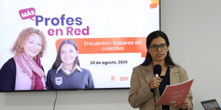 Foto que muestra una mujer hablando por un micrófono 