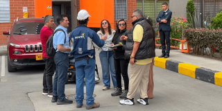 Personal técnico del Distrito realiza una visita de inspección en un conjunto residencial de Bogotá tras reportes por posibles afectaciones estructurales tras sismo de magnitud 7,4 del lunes 10 de agosto de 2026.