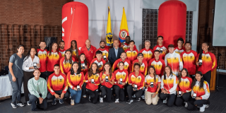 Grupo medallistas de los Juegos Centroamericanos y del Caribe posan en fotografía con el director del IDRD en homenaje del Distrito por su desempeño.