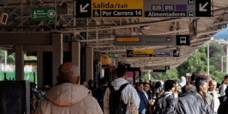 Foto que muestra personas caminando dentro de un portal de TransMilenio