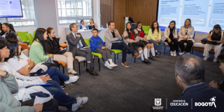 Foto que muestra un grupo de personas reunidas en un salón