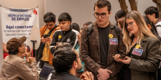 Personas consultando información sobre los cursos de inglés 