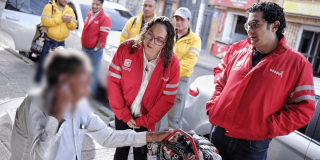 Foto que muestra funcionarios de Integración Social hablando con un señor