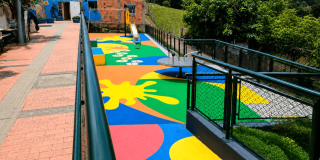 Foto que muestra un parque infantil 