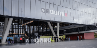 Foto fachada edificio en vidrio con el letrero GoFest