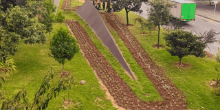 Vista aérea del Monumento de las tres pirámides de Longos con nueva jardinera intervenida por el Jardín Botánico de Bogotá