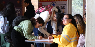 Jóvenes inscribiéndose para un evento de Integración Social 
