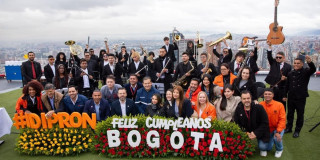Jóvenes de una banda musical en la terraza del edificio Colpatria de Bogotá con el alcalde Carlos Fernando Galán.