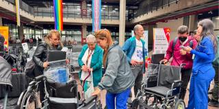 Foto de personas recibiendo ayudas