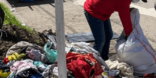 Foto que muestra una persona levantando residuos del piso 