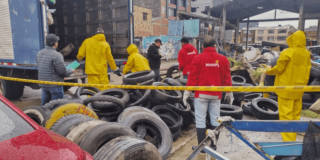 Foto que muestra personas levantando llantas 