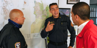 Foto que muestra tres hombres hablando