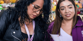 Foto que muestra dos mujeres hablando 