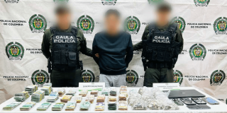 Foto que muestra un capturado con dos policías