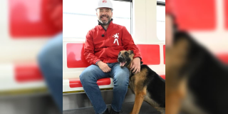Foto del Alcalde Carlos Fernando Galán junto a un perro en el Metro