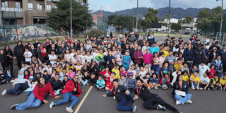 Foto que muestra varias personas reunidas en un parque 