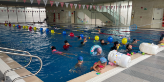 Imagen de varias personas haciendo uso de los servicios de piscinas en el CEFE Chapinero.